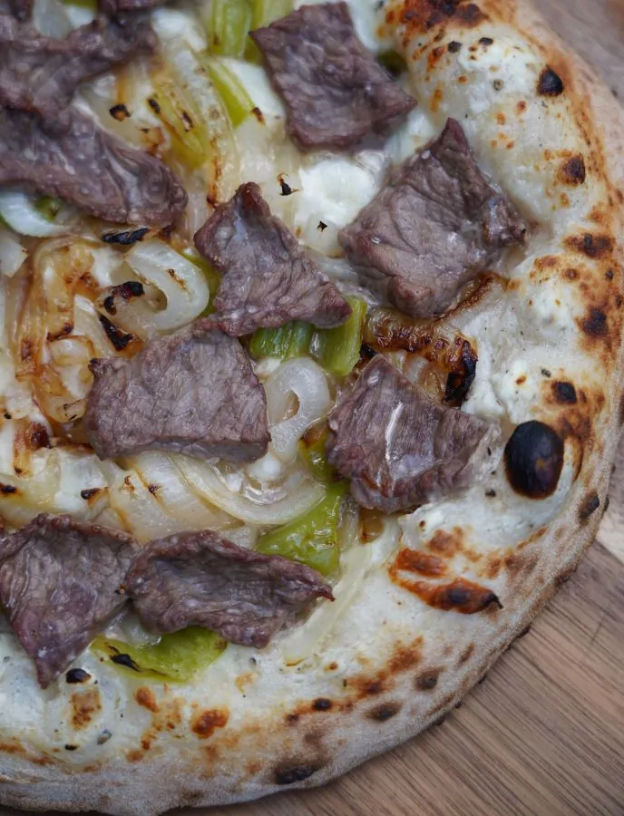 Die fertige Philly Cheesesteak Pizza