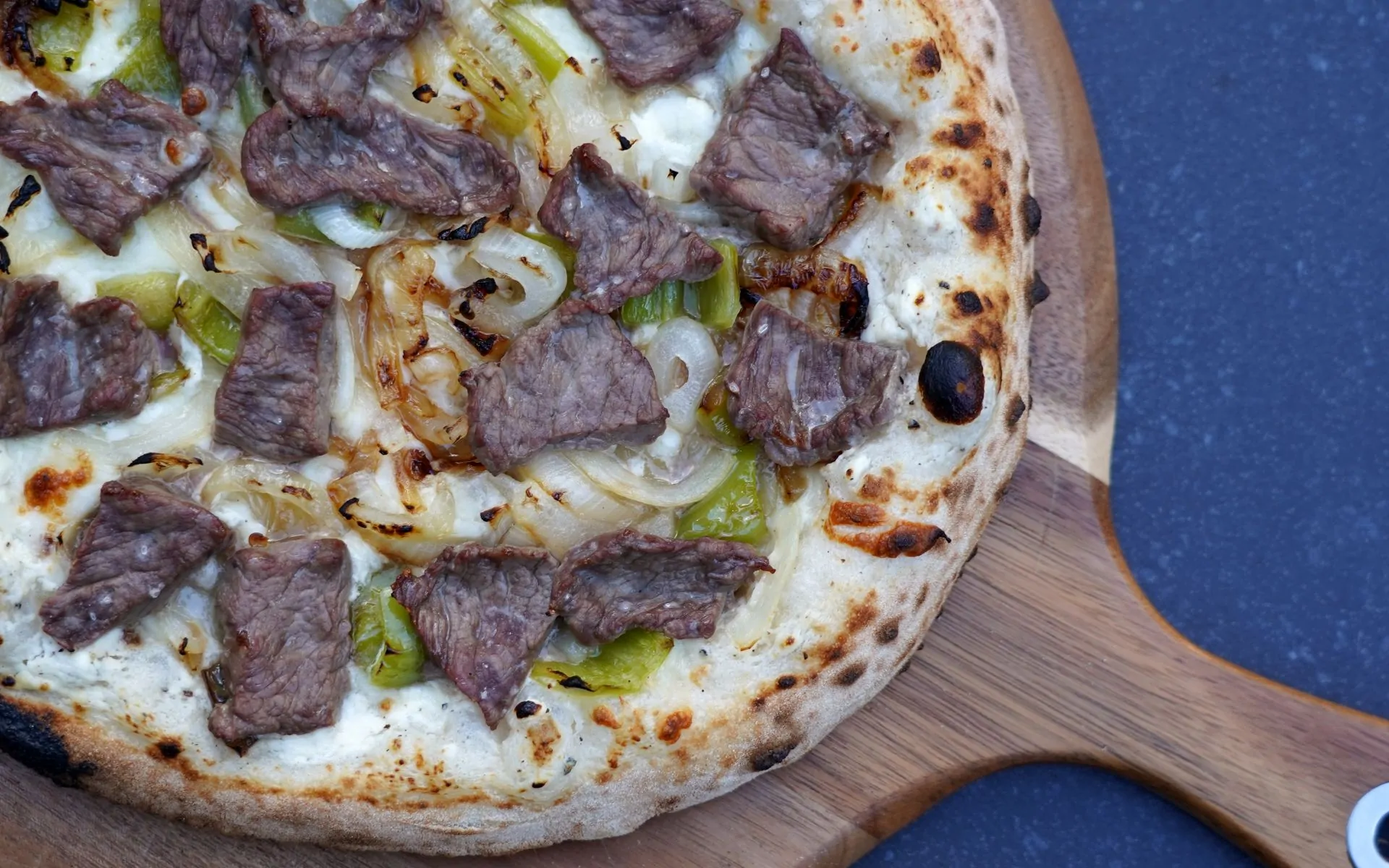 Philly Cheesesteak Pizza mit Provolone und Zwiebeln