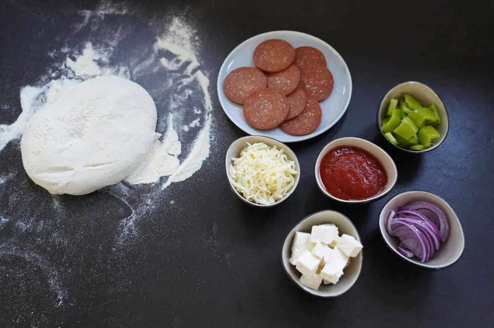 Alle Zutaten für die Sucuk-Pizza auf einen Blick
