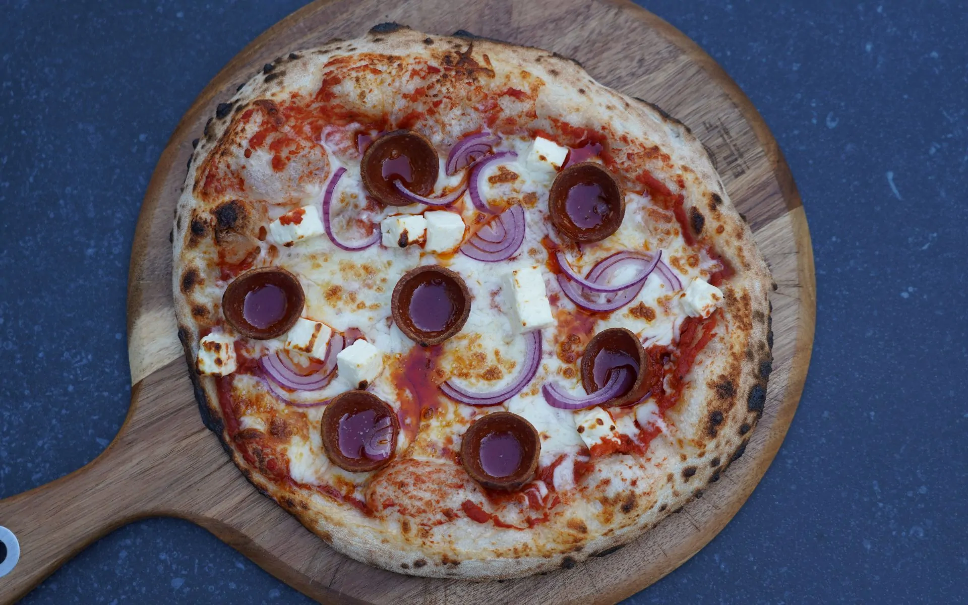 Sucuk Pizza mit Feta und Zwiebeln