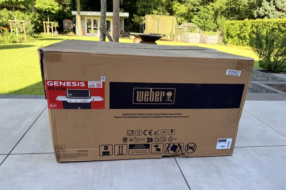 Weber Genesis EPX-435W Gasgrill im Test 1 Der Weber Genesis EPX-435W wird in einem großen Karton geliefert