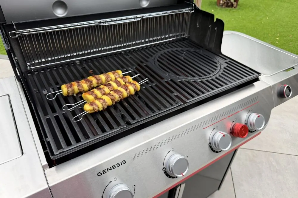 Weber Genesis EPX-435W Gasgrill im Test 16 Kartoffel-Hackfleisch-Spieße auf dem Weber Genesis EPX-435W