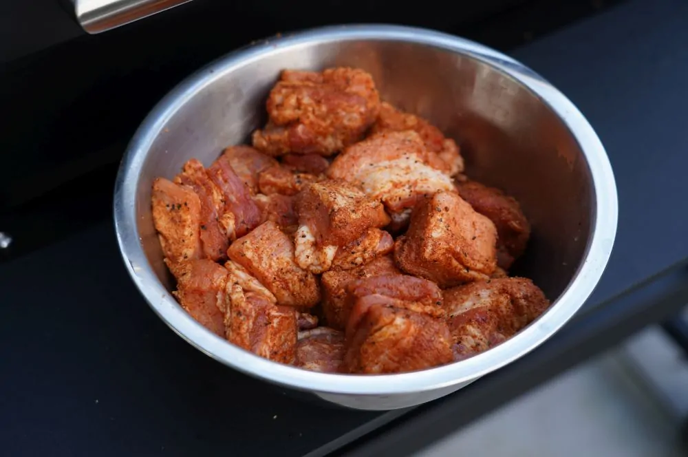 Die Schweinebauchwürfel werden mit BBQ-Rub gewürzt