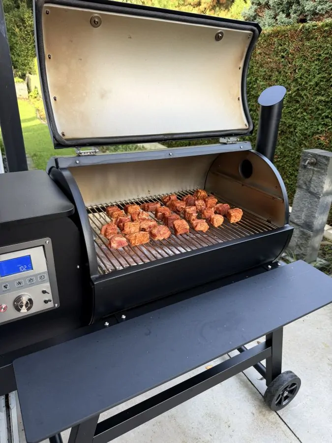 Die Schweinebauchwürfel werden indirekt gegrillt