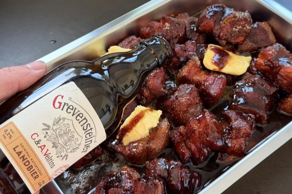 Die Beer Burnt Ends werden mit Grevensteiner Landbier gedämpft