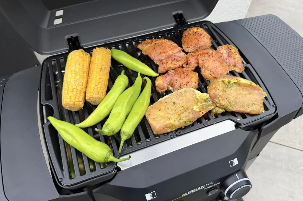 Auf dem Grillrost ist reichlich Platz