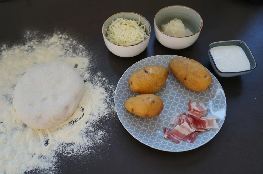 Alle Zutaten für die Kartoffelpizza auf einen Blick