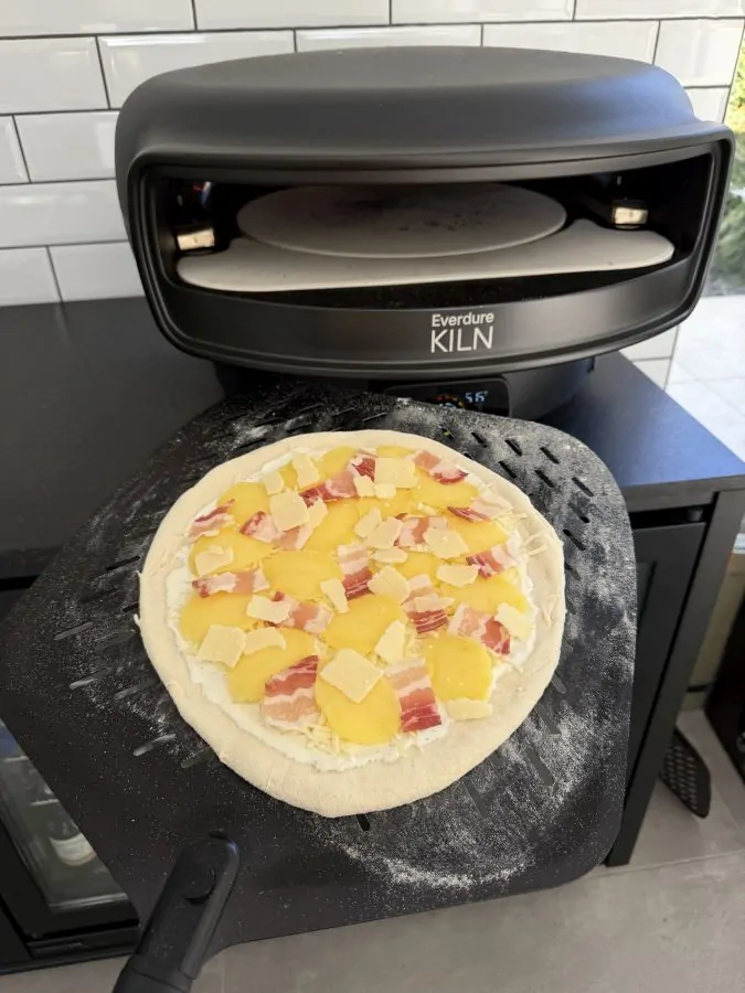 Die Kartoffelpizza ist fertig belegt und bereit für den Pizzaofen