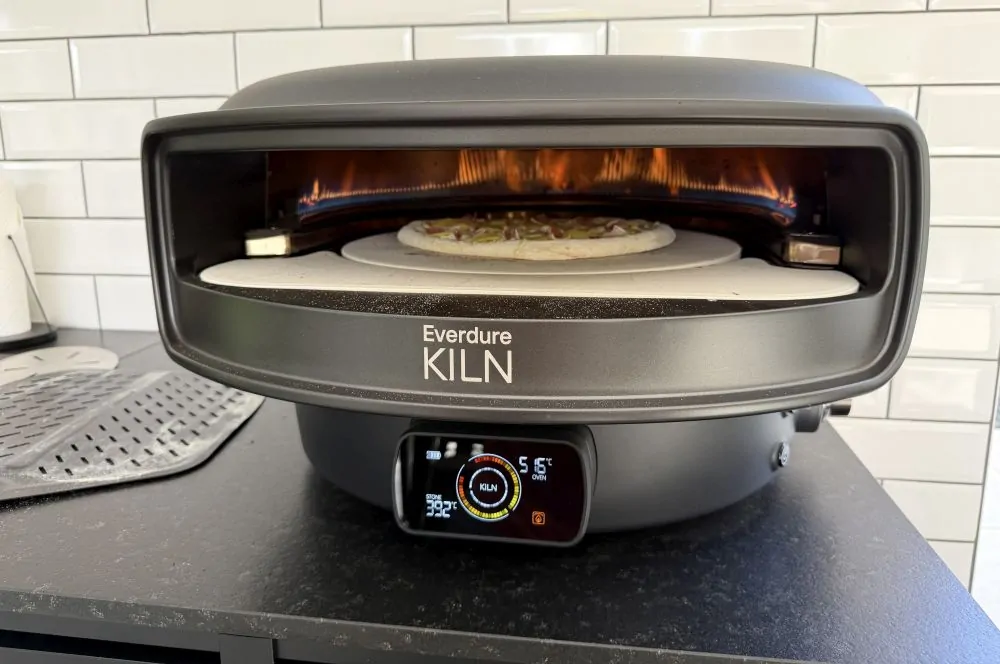 Die Pizza wird im Everdure KILN DR Pizzaofen gebacken