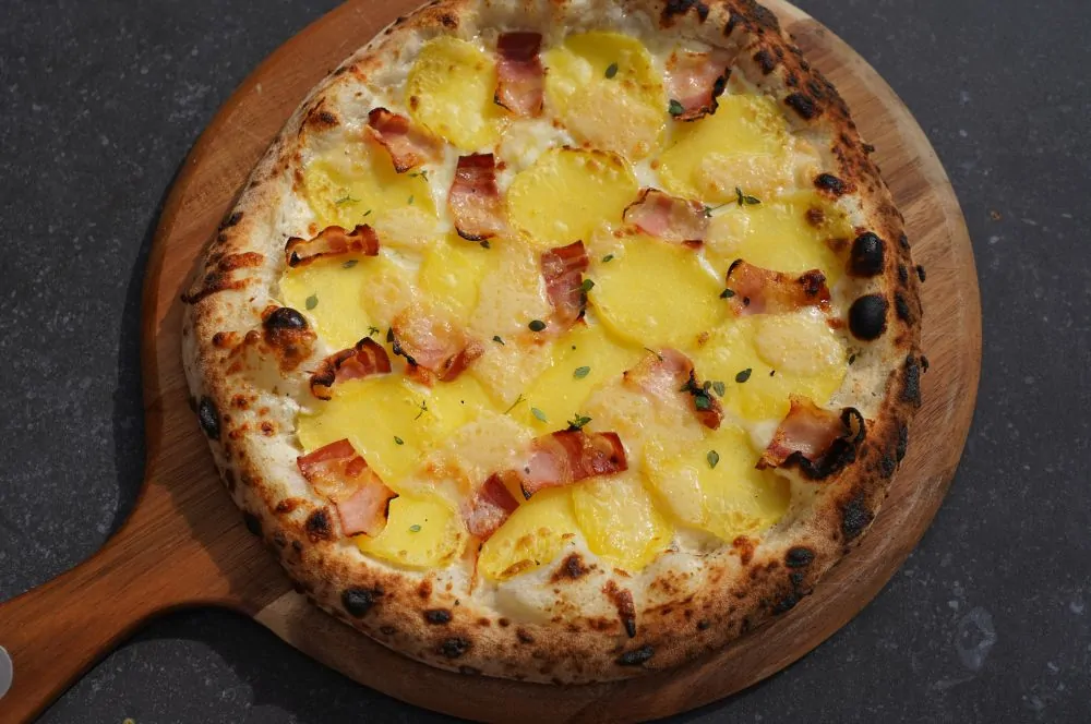 Kartoffelpizza mit Pancetta
