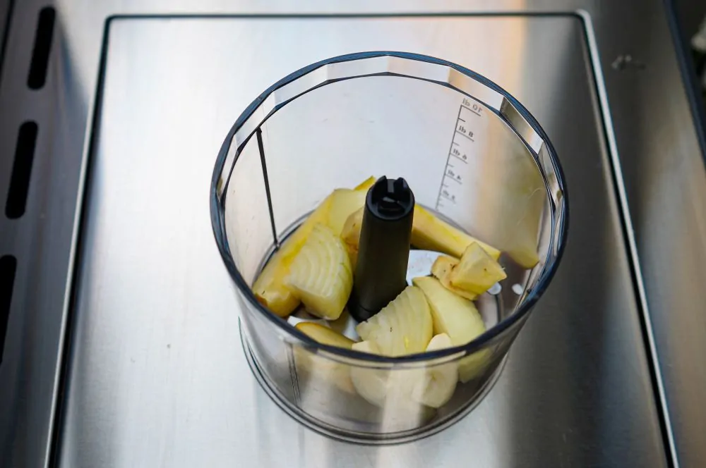 Die Würzpaste wird püriert