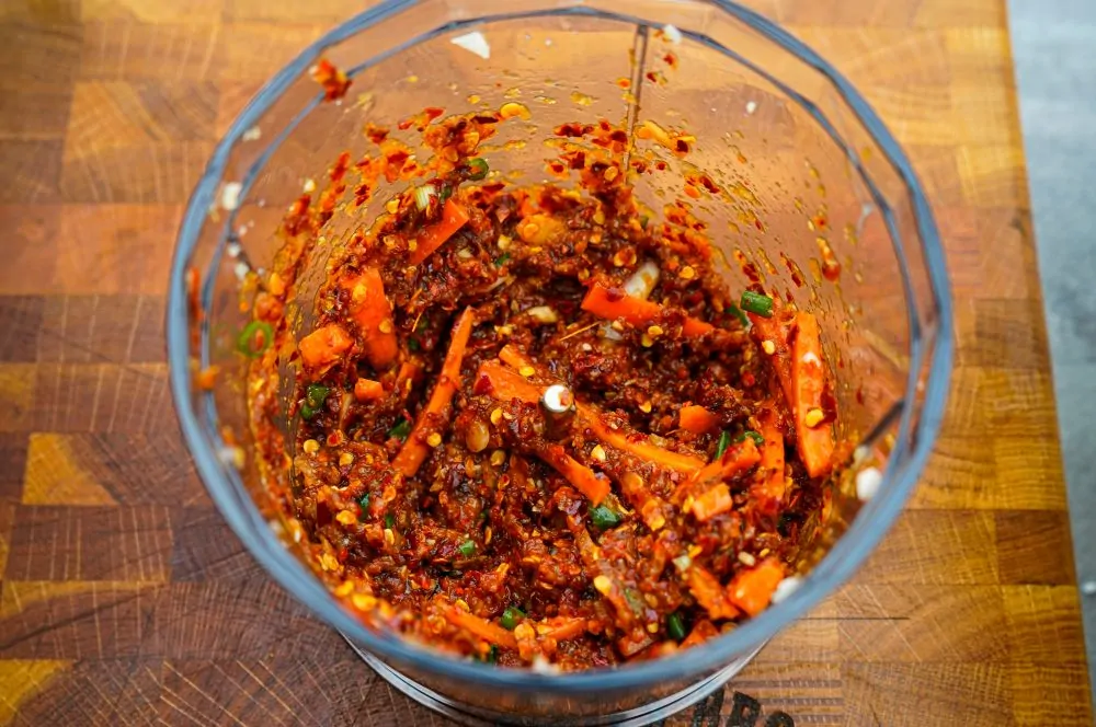 Das Gemüse wird mit der Kimchi-Paste vermengt