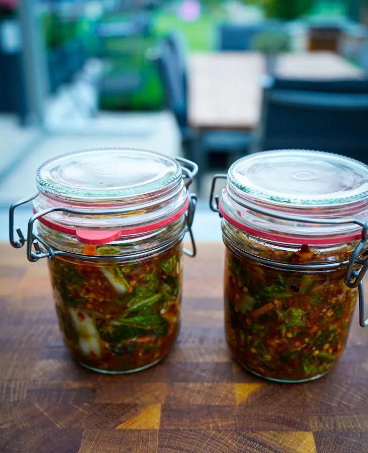 Das Kimchi fermentiert im Glas