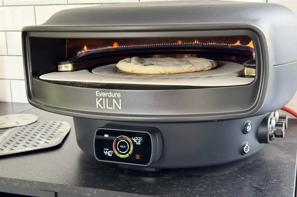 Peanut Butter Cup Pizza mit Nutella und Erdnüssen 3 Der Pizzateig wird im Everdure KILN DR Pizzaofen gebacken