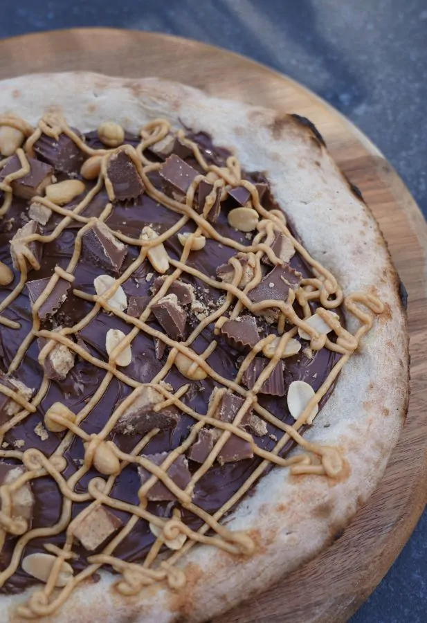 Peanut Butter Cup Pizza mit Nutella und Erdnüssen 5 Peanut Butter Cup Pizza mit Nutella und Erdnüssen