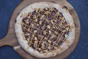 Peanut Butter Cup Pizza mit Nutella und Erdnüssen 10 Peanut Butter Cup Pizza mit Nutella 07