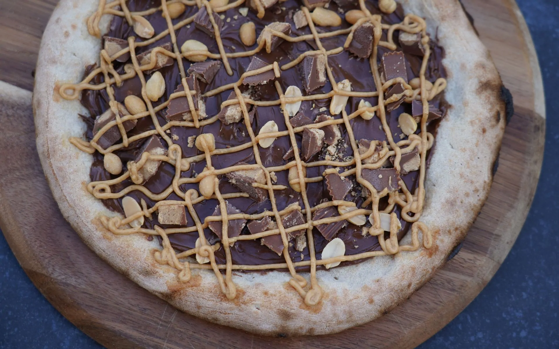 Peanut Butter Cup Pizza mit Nutella und Erdnüssen 6 Peanut Butter Cup Pizza