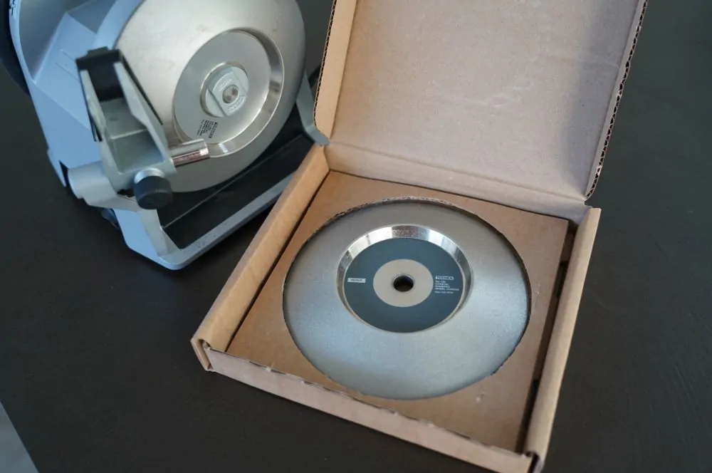 Das DC-150 Conical Diamond Wheel Coarse hat eine deutlich gröbere Struktur
