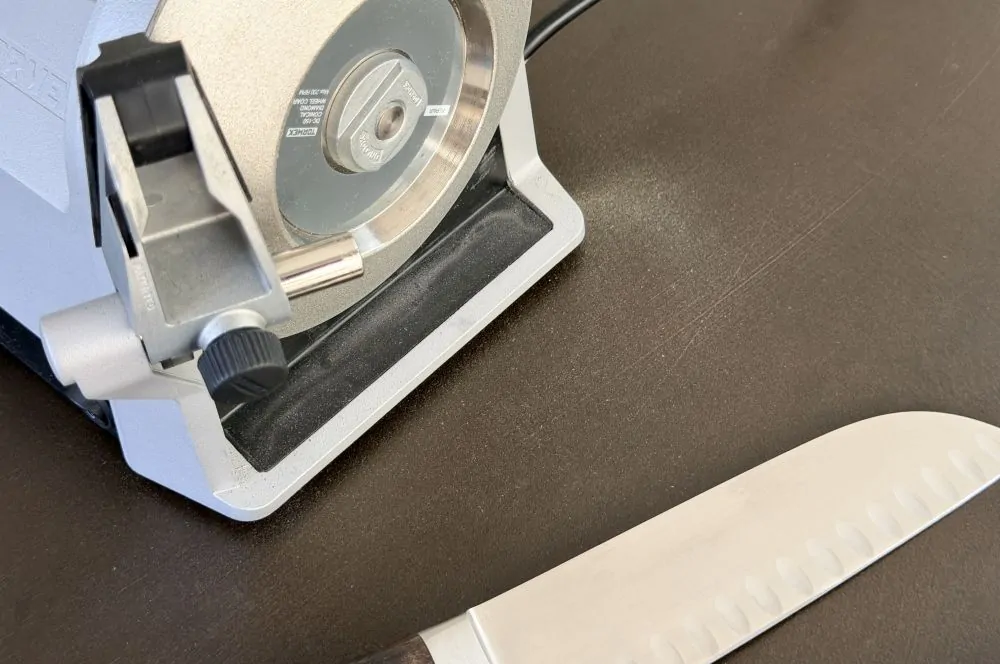 Die neue Schleifscheibe sorgt für mehr Materialabrieb